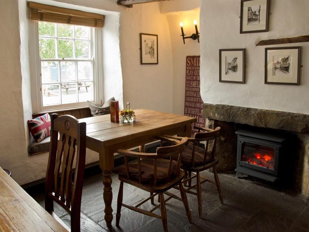 אברגאבני Kings Arms Hotel מראה חיצוני תמונה