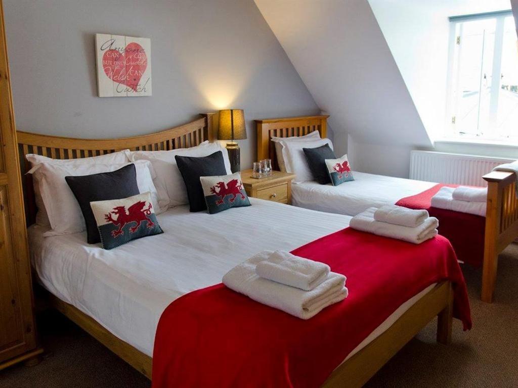אברגאבני Kings Arms Hotel מראה חיצוני תמונה