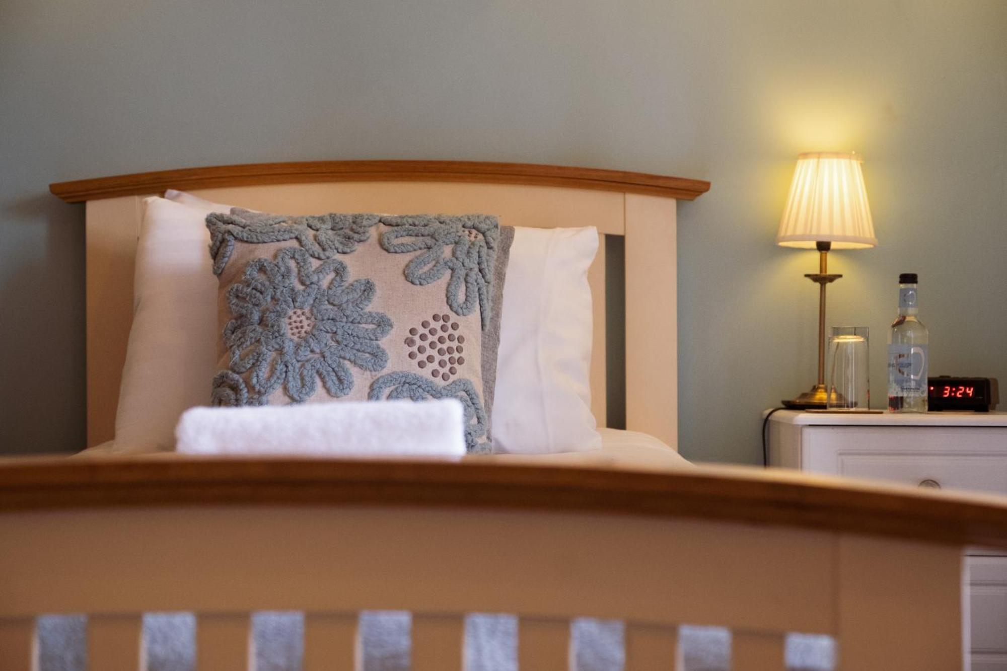 אברגאבני Kings Arms Hotel חדר תמונה